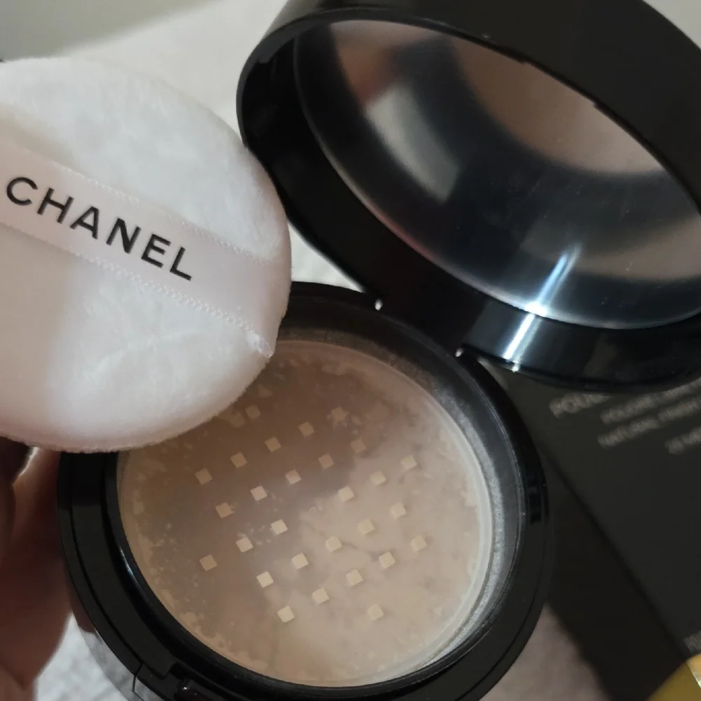 NEW~ CHANEL Natural Finish Loose Powder ~ 20 Medium Light